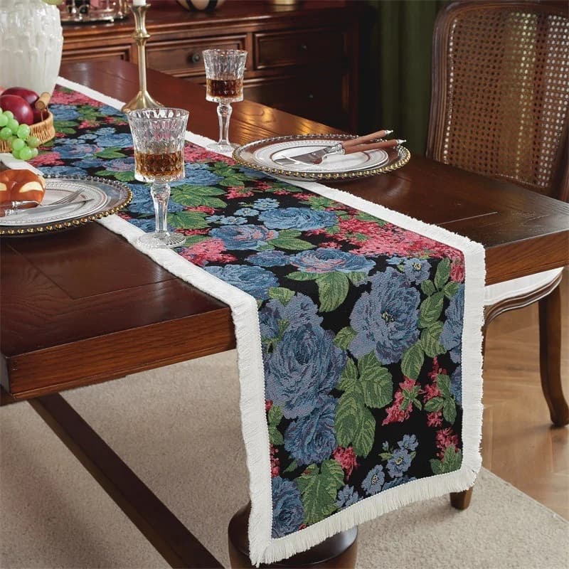 Nordisk bordløber med blomsterprint til boligindretning