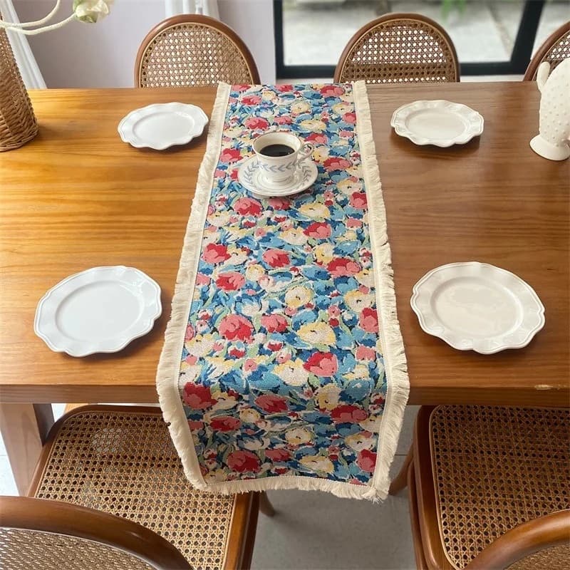 Jacquard bordløber i bomuld og hør med nordisk blomsterdesign
