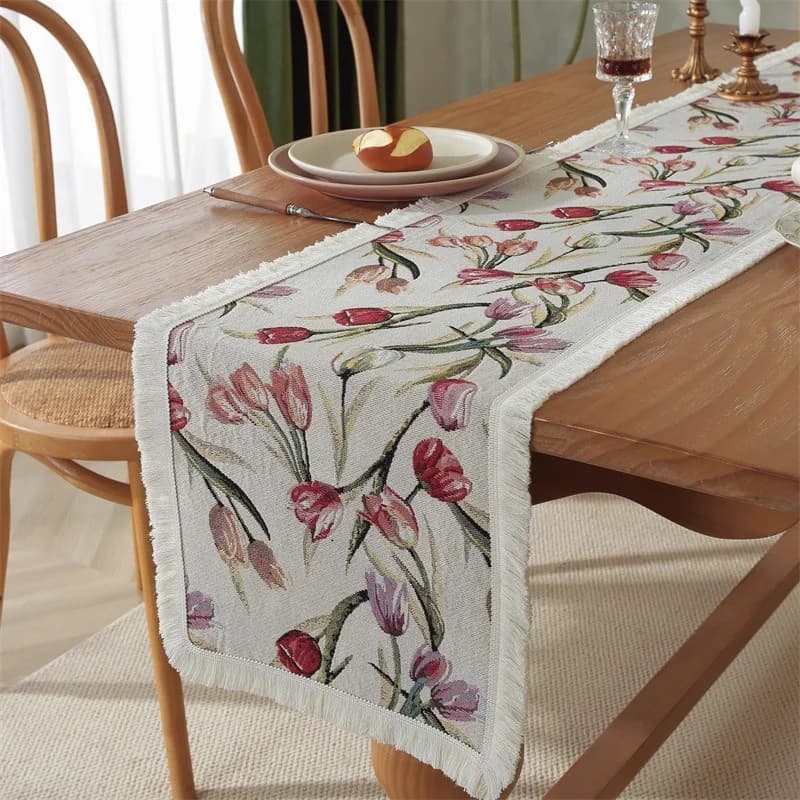 Blomstret bordløber til spisebord, seng og sideboard