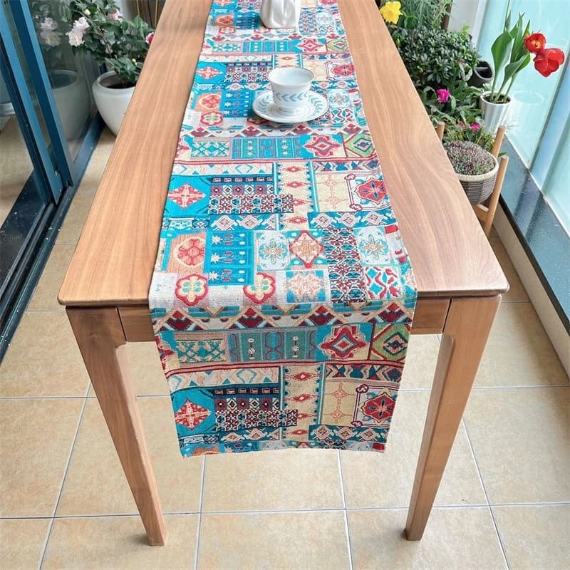 Bohemisk bordløber med retro blomsterdekoration