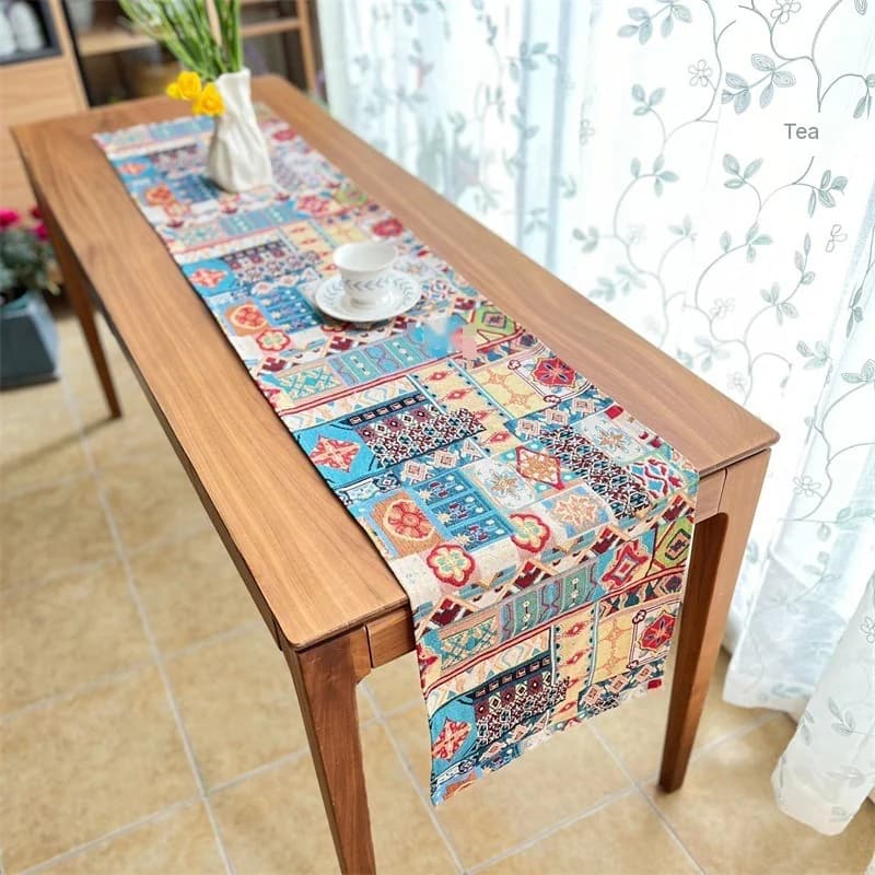 Bohemisk bordløber med retro blomsterdekoration