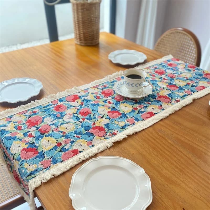 Jacquard bordløber i bomuld og hør med nordisk blomsterdesign