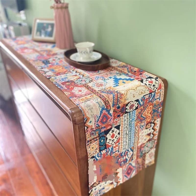 Bohemisk bordløber med retro blomsterdekoration