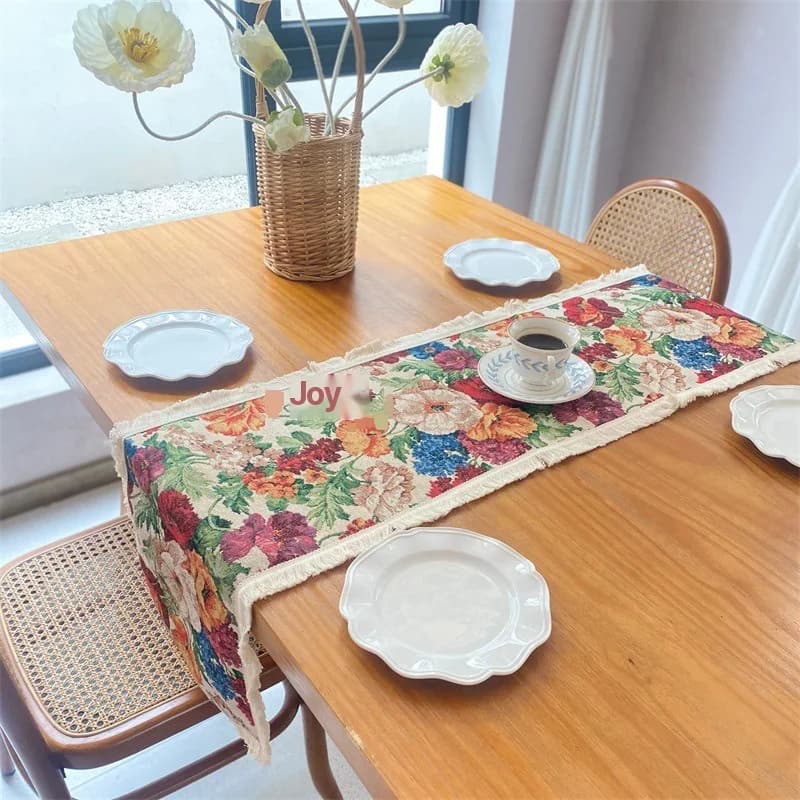 Bordløber i bomuldsblanding med blomstermotiv