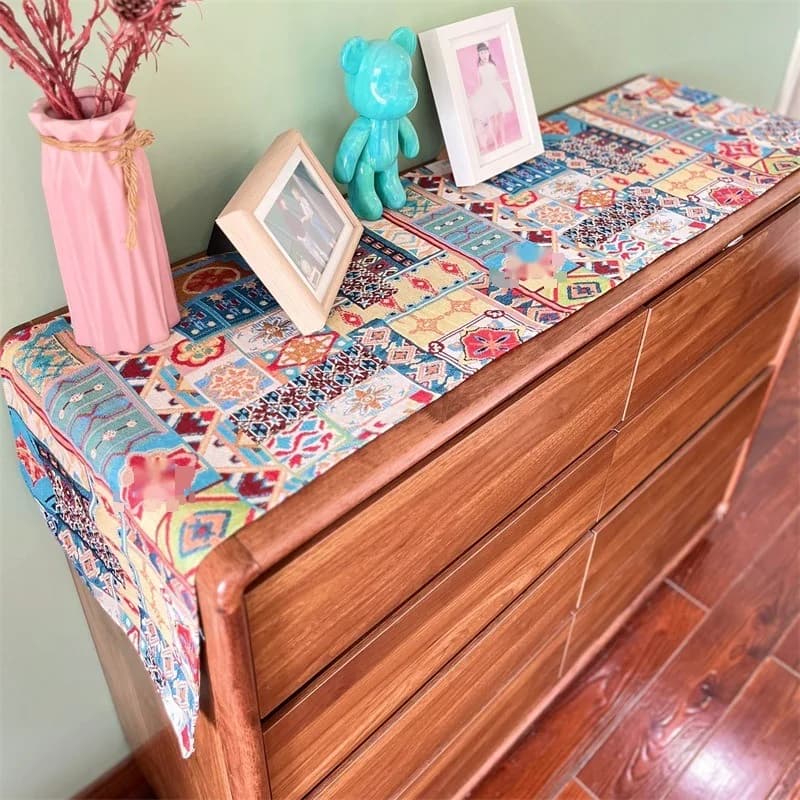 Bohemisk bordløber med retro blomsterdekoration